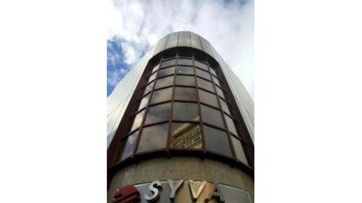 Fachada del edificio de Laboratorios Syva, en Trobajo del Camino