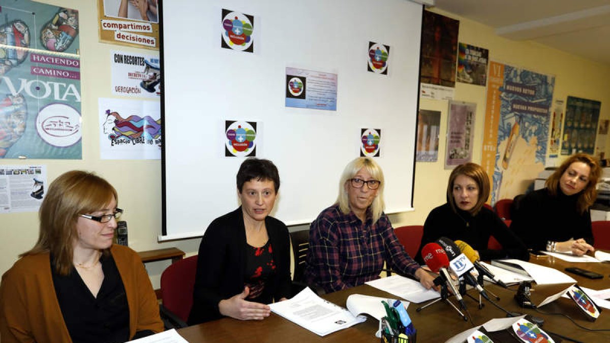 Gema Seoane, Daniela Canestrani, Mari Carmen Álvarez y Gemma Fradejas integran la junta directiva. A la derecha, Carmen Ferreras, como madre afectada. MARCIANO PÉREZ