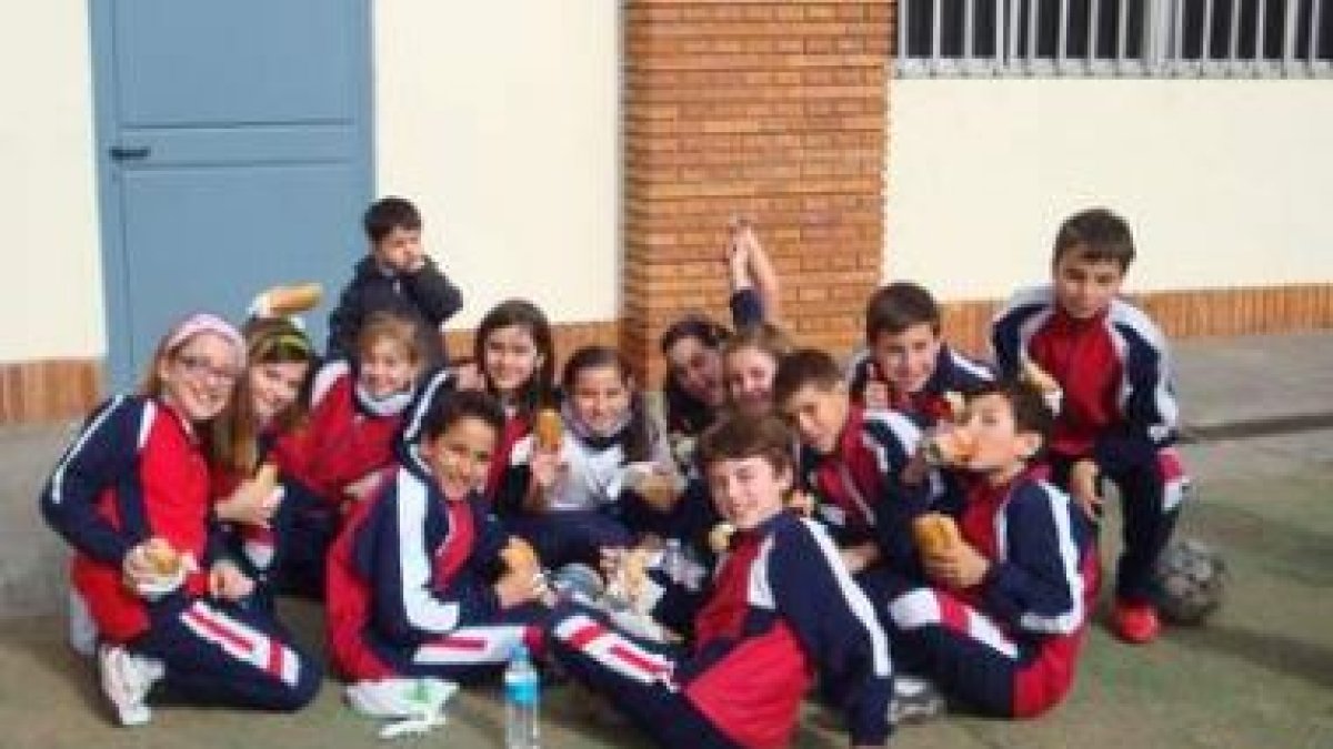 Los alumnos de las Agustinas disfrutan del bocata solidario durante el recreo.