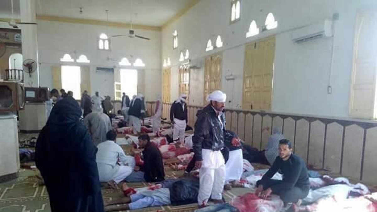 Varias personas permanecen junto a cuerpos sin vida en el interior una mezquita contra la que se ha perpetrado un ataque, en la ciudad de Al Arish, en el norte de la península del Sinaí.
