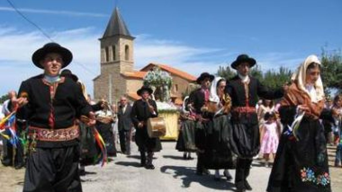 Los integrantes de la escuela de tradiciones maragatas desfilando ante la Virgen.