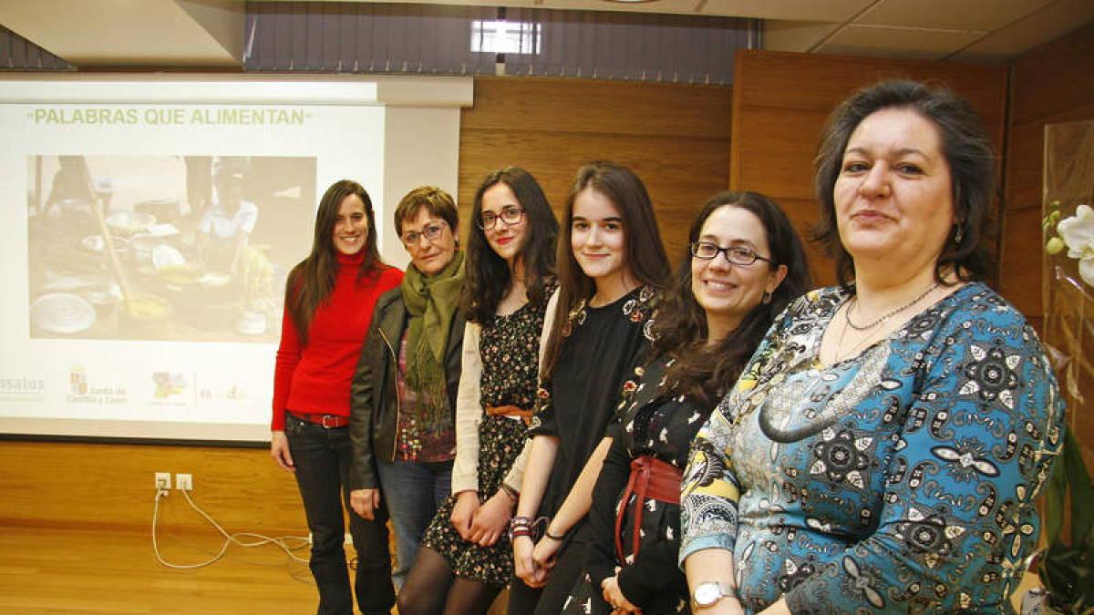 La ganadora y finalistas del certamen junto a miembros de la organización. F. OTERO PERANDONES