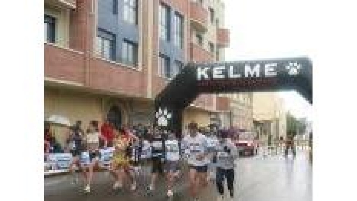 Un grupo de atletas corre bajo la lluvia