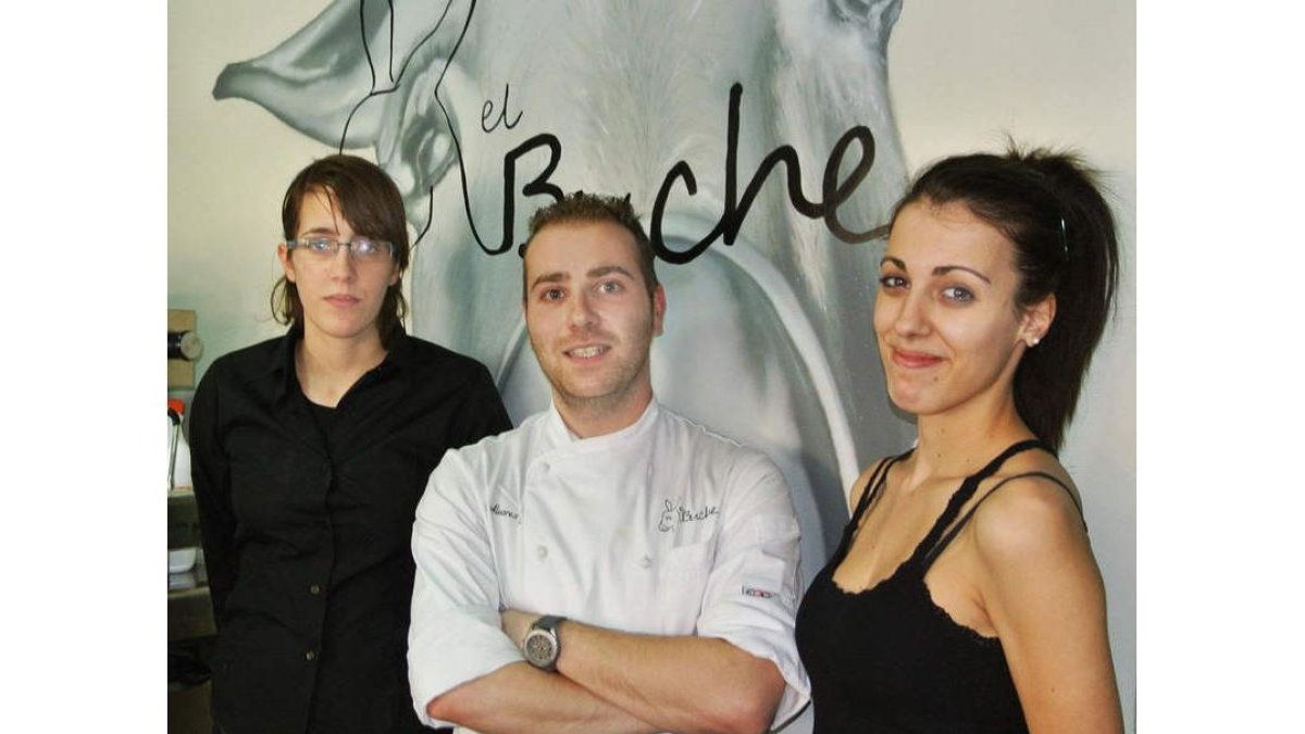 Luis Álvarez Gallardo y dos de sus ayudantes en un ricón de El Buche, en Santa Nonia.