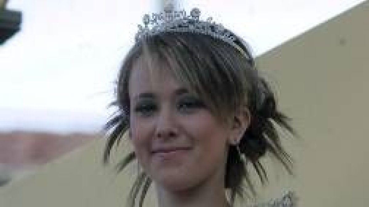 La reina de las fiestas, Susana Díez Bondoiro, sonríe al público