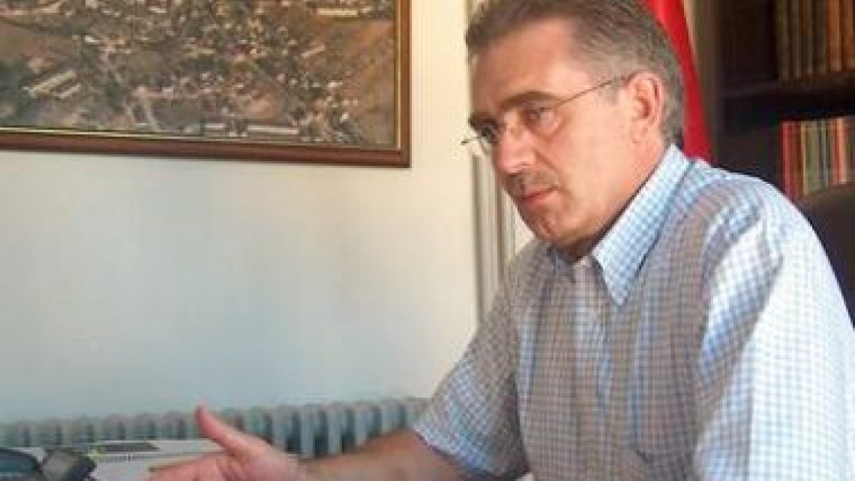 El alcalde de Vega de Espinareda, el socialista Santiago Rodríguez