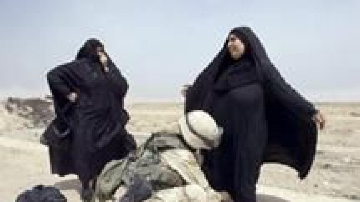 Una soldado americana cachea a dos mujeres en un punto de control de sureste iraquí