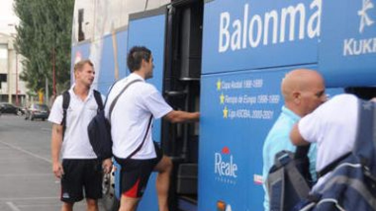 La expedición ademarista se subió ayer al autobús en busca de plaza en la Liga de Campeones.