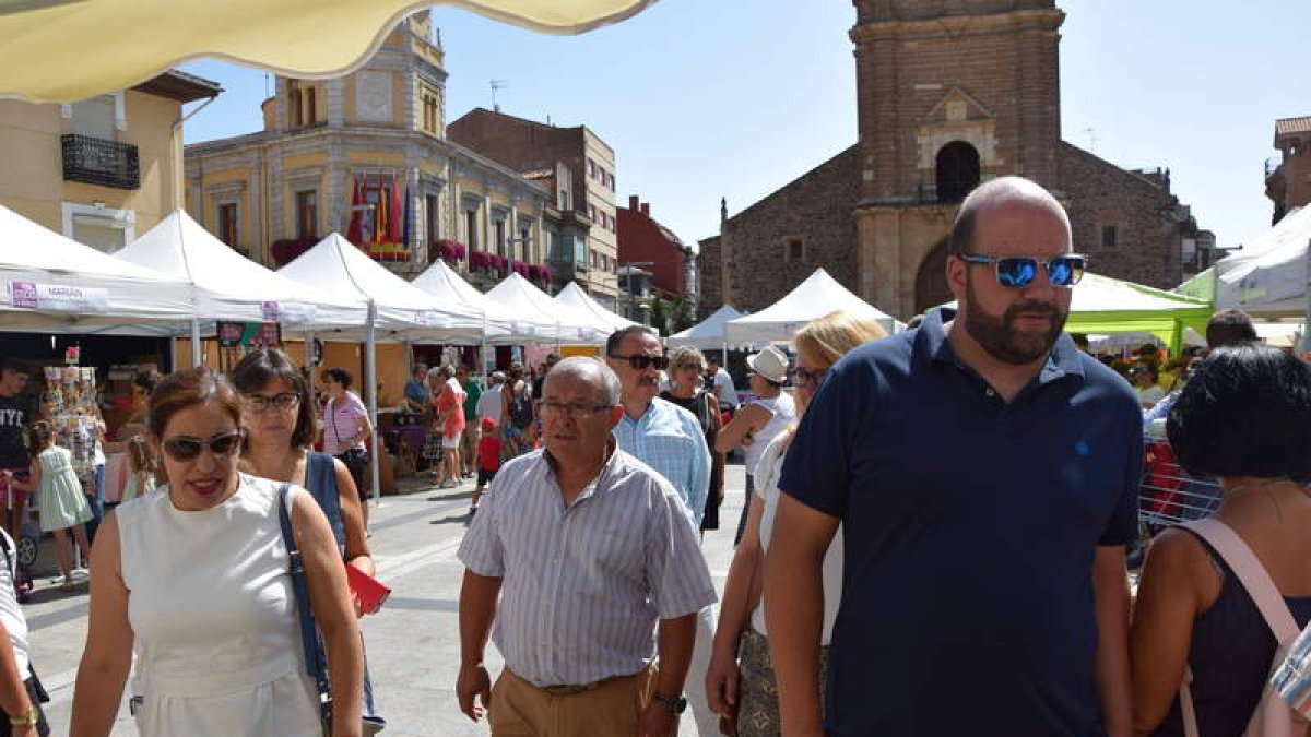 Los concejales del equipo de gobierno, durante la visita inaugural a la Feria del Stock. PRIETO