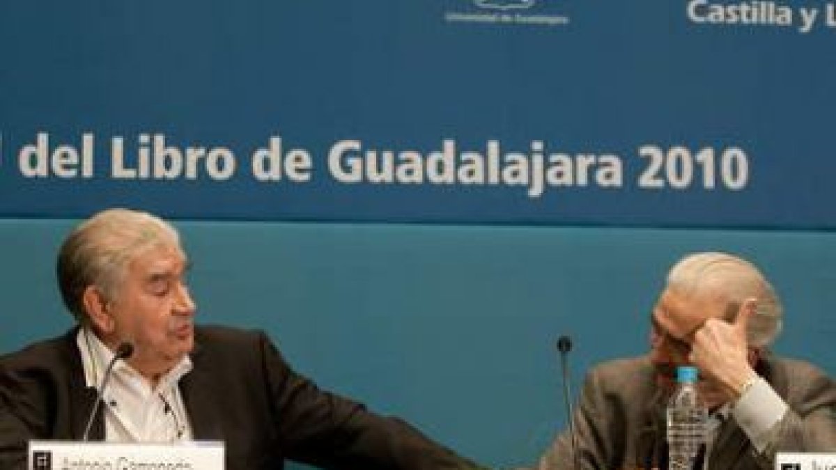 Los dos premios Cervantes mantuvieron un intenso y cómplice encuentro literario.