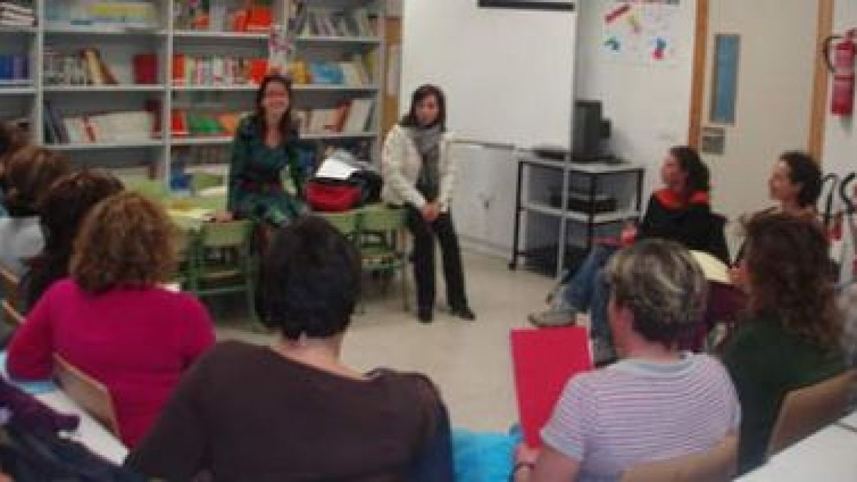La concejala de Bienestar Social, Pilar Requejo, en una de las charlas informativas.
