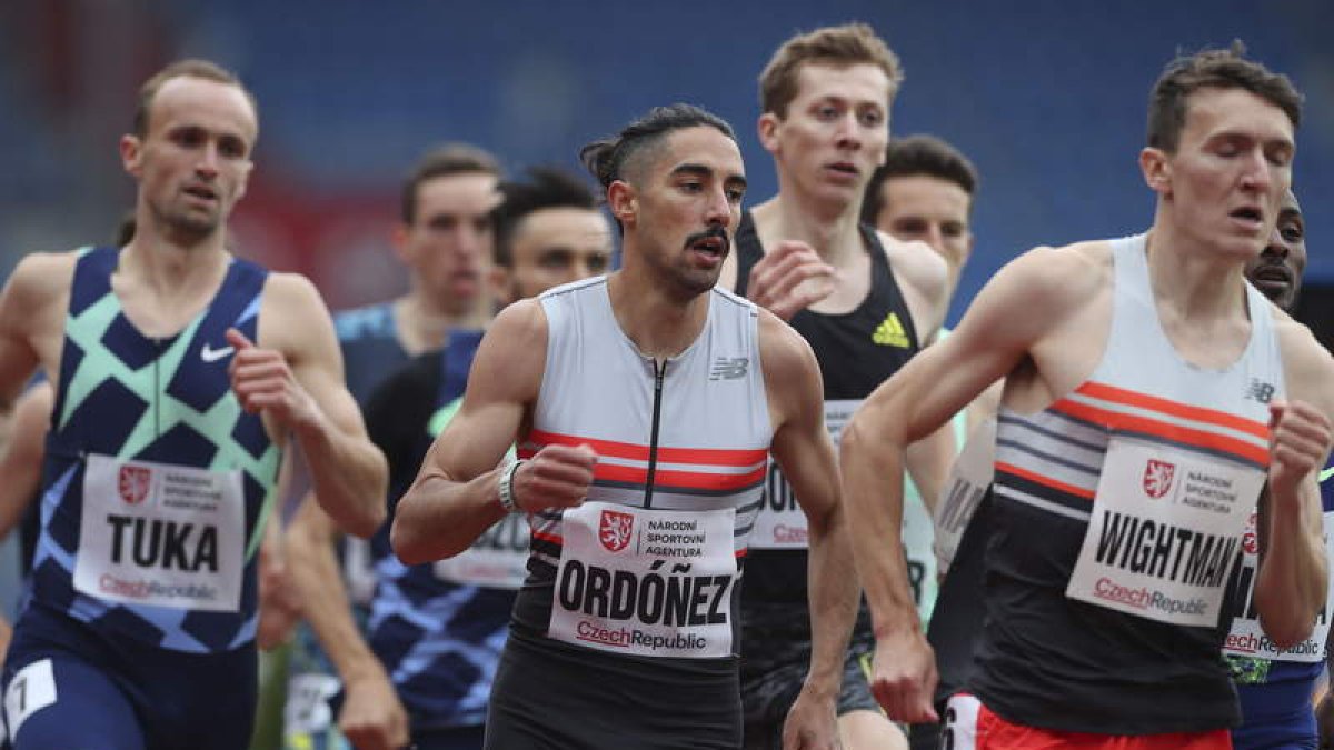El atleta leonés Saúl Ordóñez terminó la prueba de 800 en segunda posición. MARTIN DIVISEK