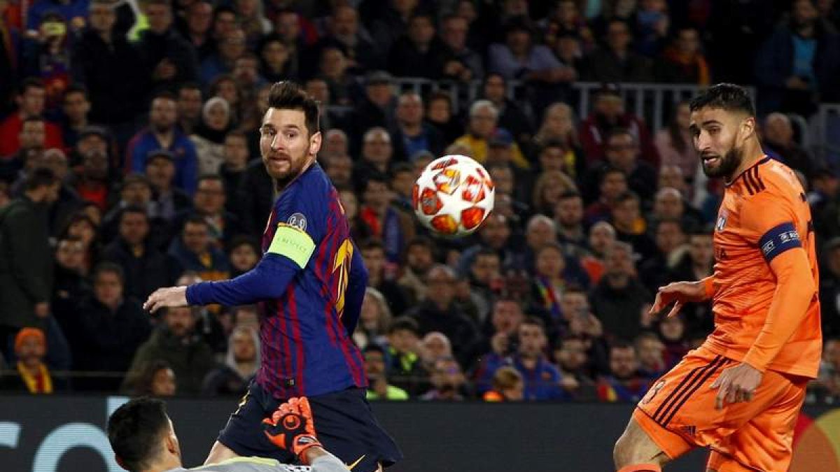 Messi anota su segundo gol frente al Lyon, el que situaba el marcador en el 3-1. El argentino fue vital para el Barcelona. FONTCUBERTA