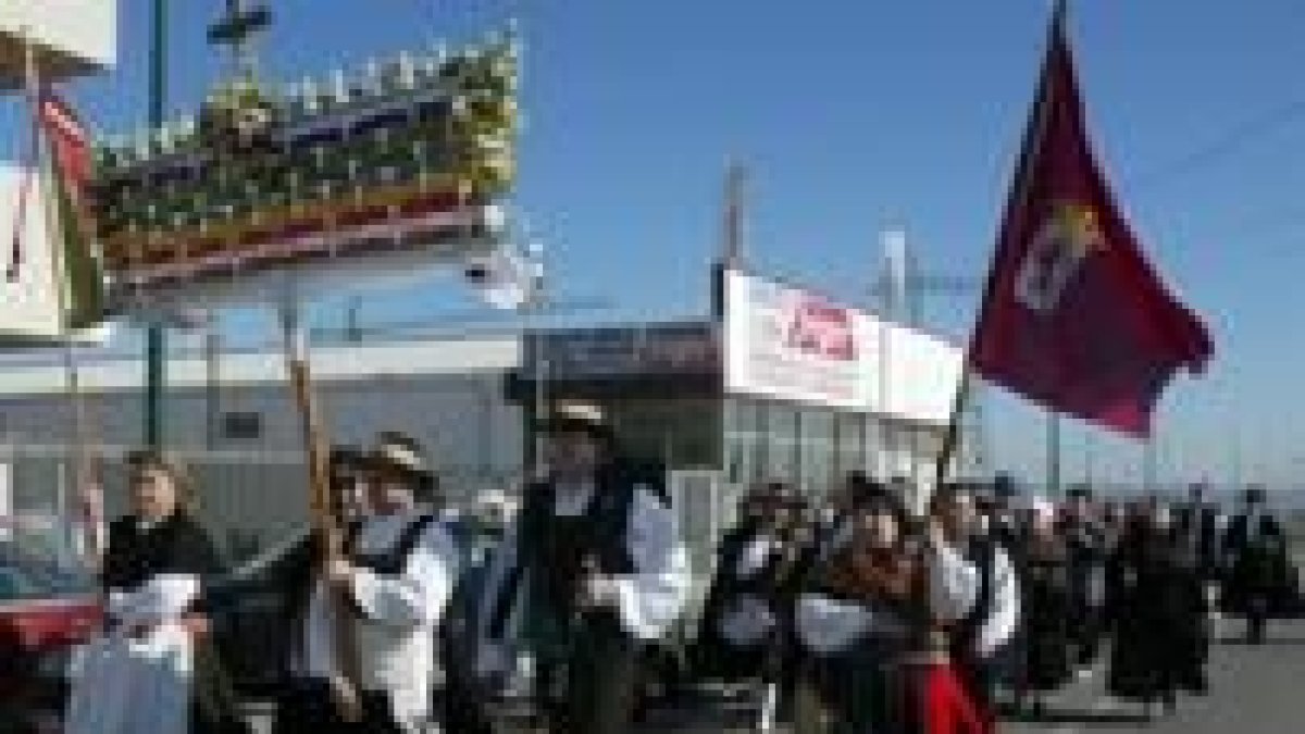 La romería de Aguzo, poco antes de llegar ayer a La Virgen del Camino