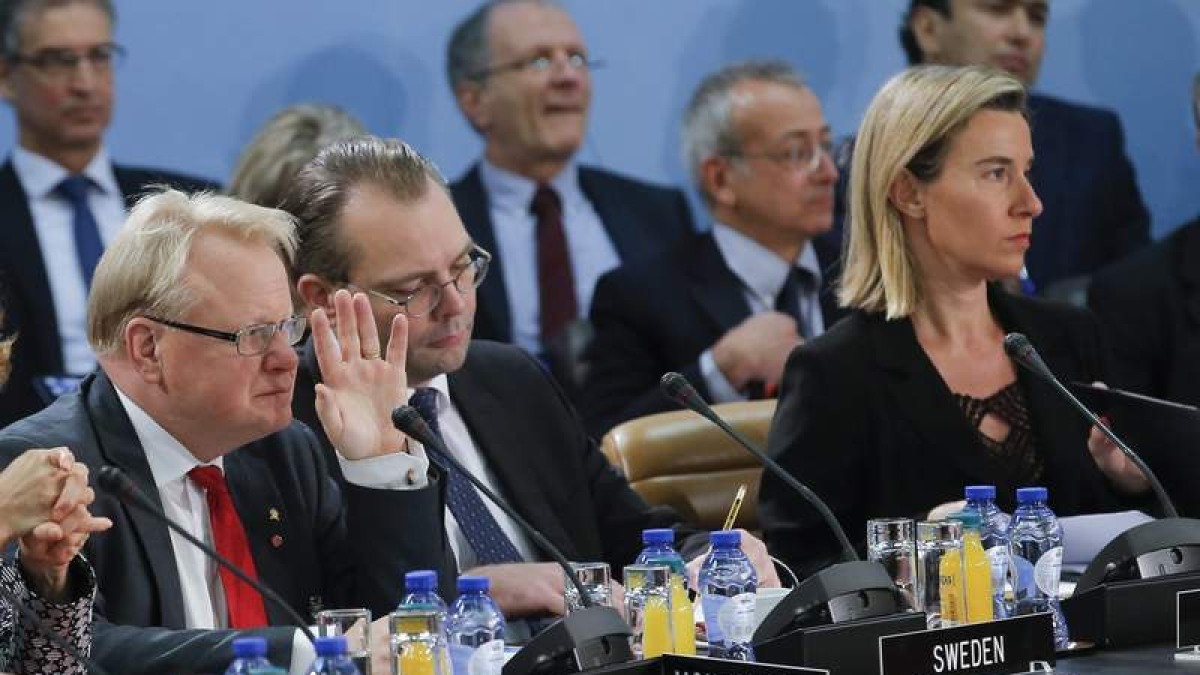 Los ministros de Defensa de la Otan, reunidos ayer en Bruselas. OLIVIER HOSLET