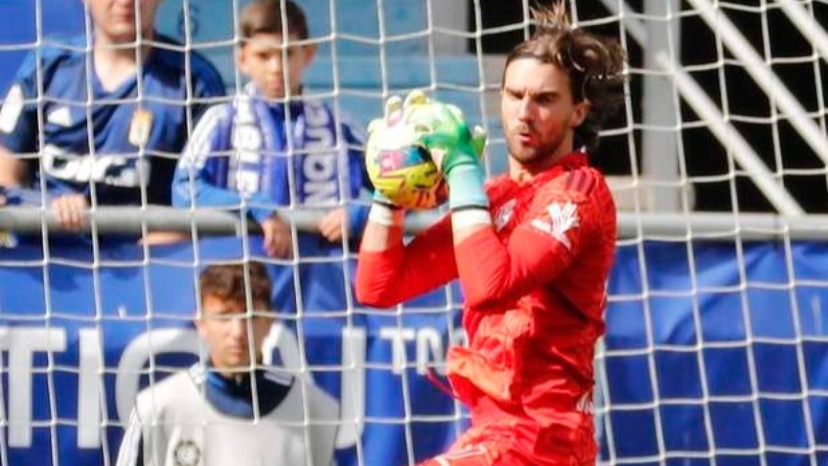 San Román debutó el domingo en el arco de la Deportiva. L. DE LA MATA