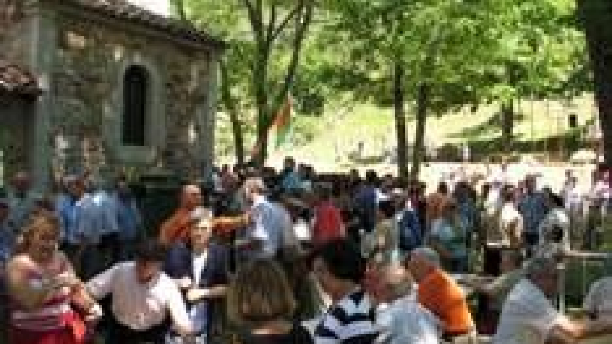 Tras la misa tuvo lugar una comida popular junto a la ermita