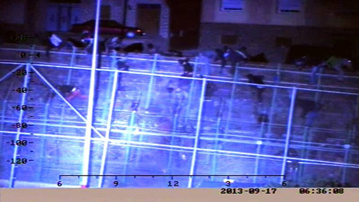Fotografía facilitada por la Guardia Civil de varios inmigrantes, en total, más de un centenar, saltando la valla de Melilla, ayer sobre las 06.30 horas de la mañana en la zona comprendida entre los pasos fronterizos de Barrio Chino y Beni Enzar.