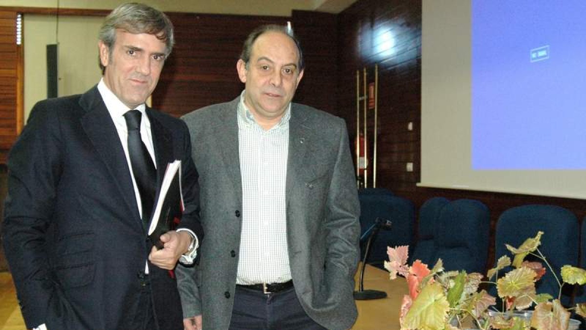 José Moro y Enrique Garzón tras la firma de un convenio entre la bodega y la Universidad de León. DL