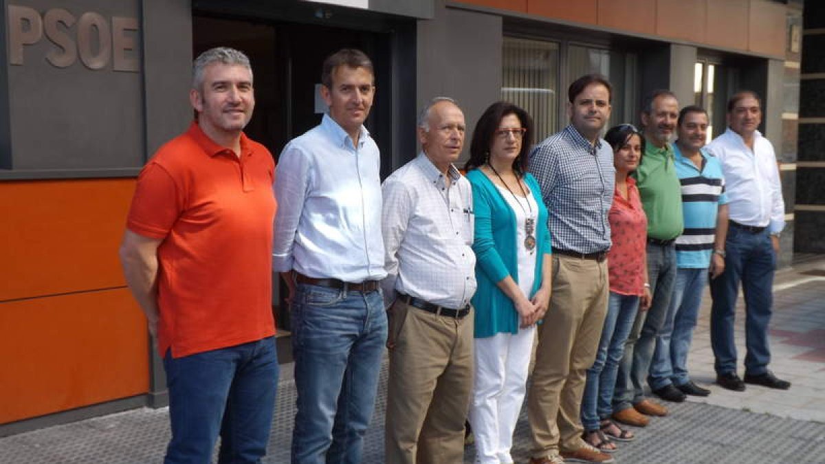 Tino Rodríguez reunió ayer a los ocho diputados provinciales en la sede central del PSOE.