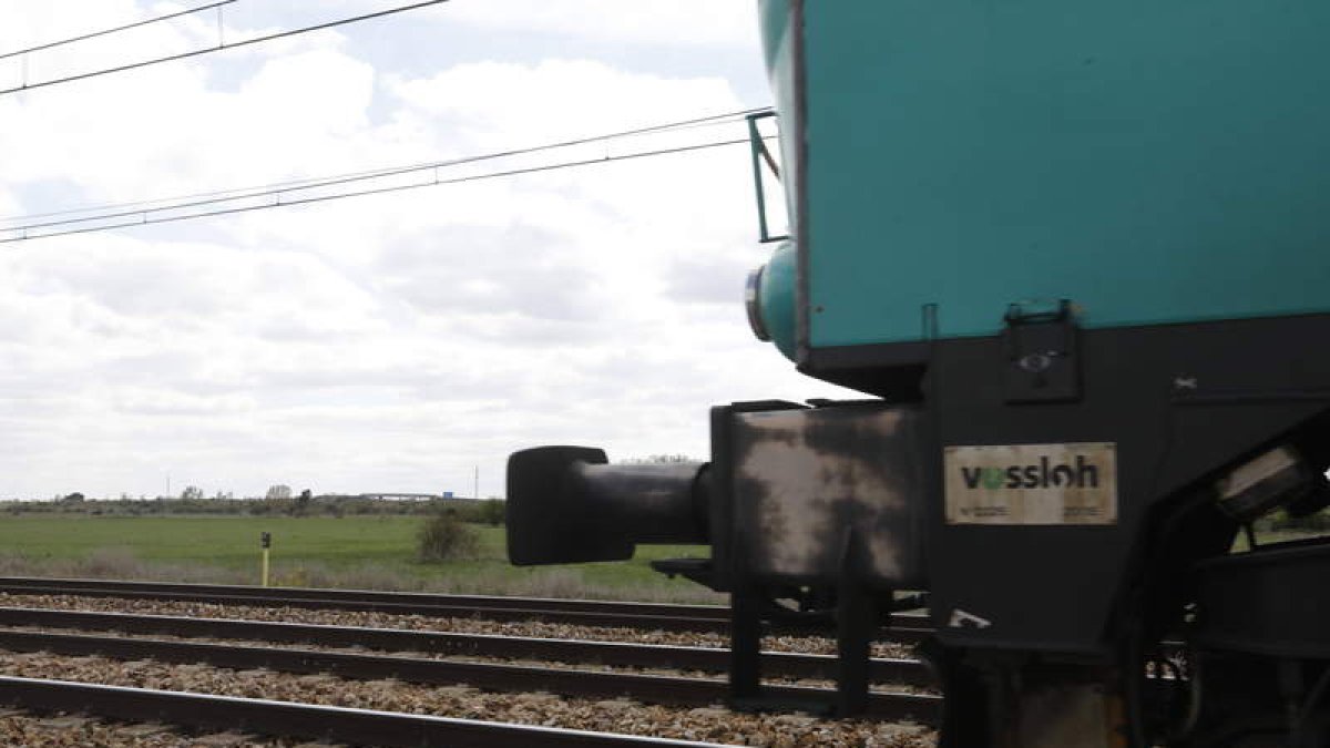 Tren de mercancía en las vías paralelas al terreno destinado a la plataforma de Torneros. MARCIANO PÉREZ
