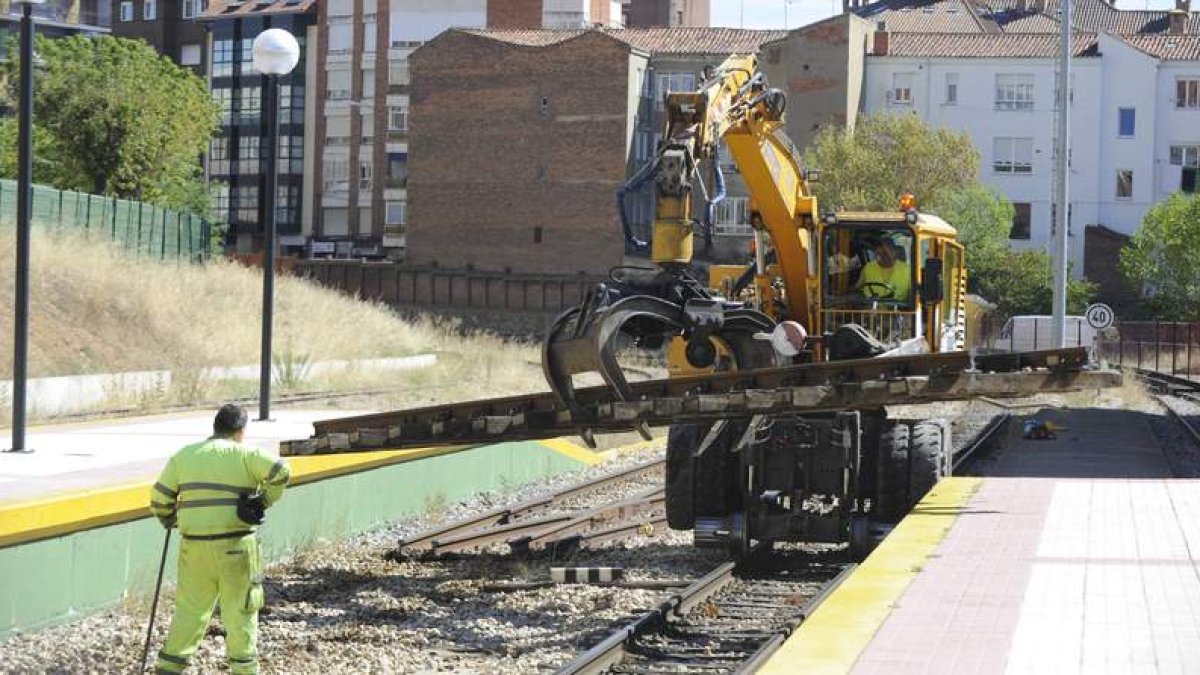 El levantamiento de las vías del tren empezó ayer.