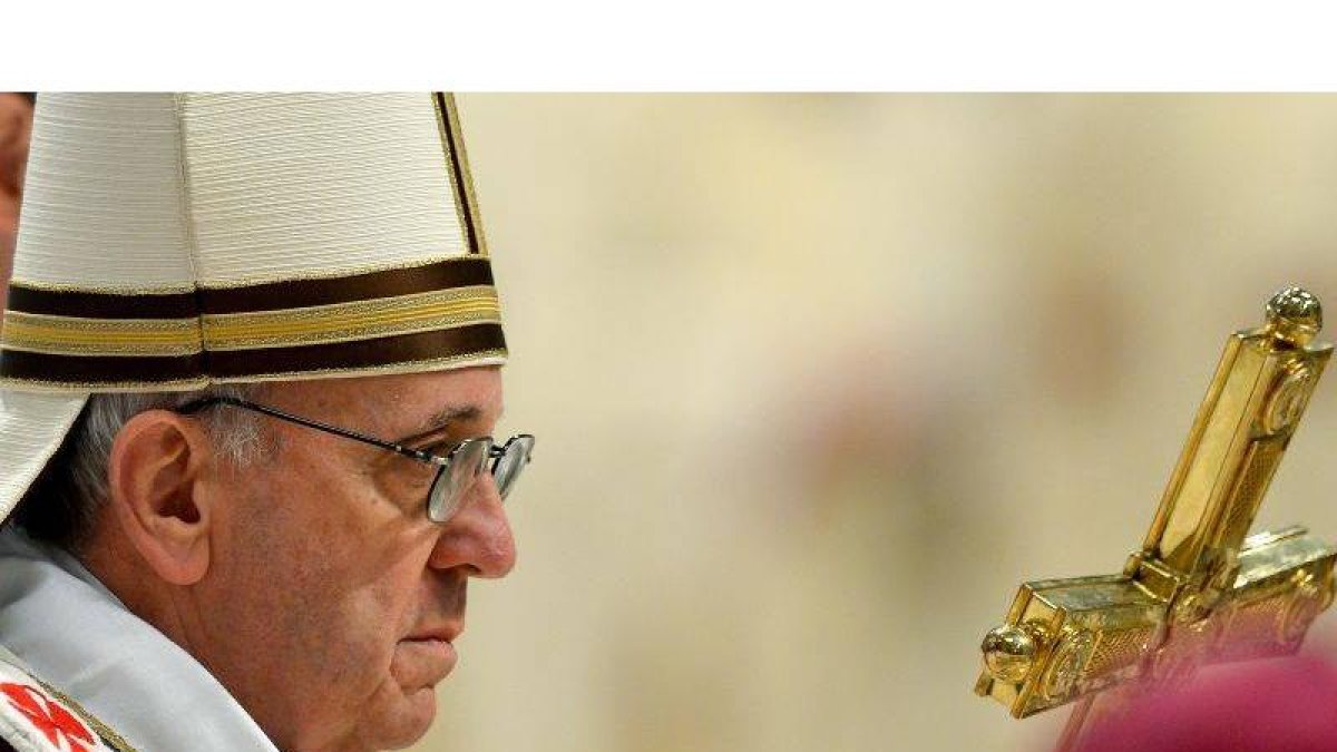 El papa Francisco durante la misa de Jueves Santo en la basílica de San Pedro, en Roma.