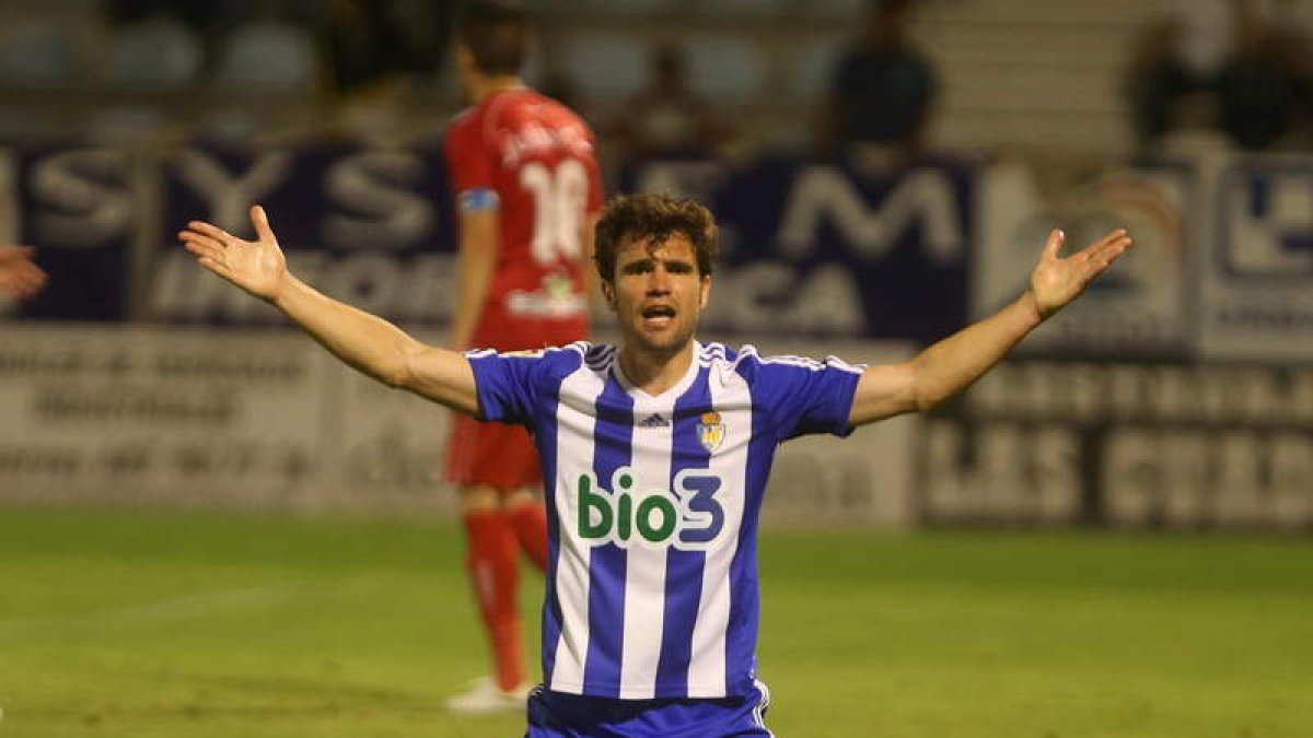 Robusté reclama de rodillas en el interior del área numantina un posible penalti del que fue objeto en el segundo período