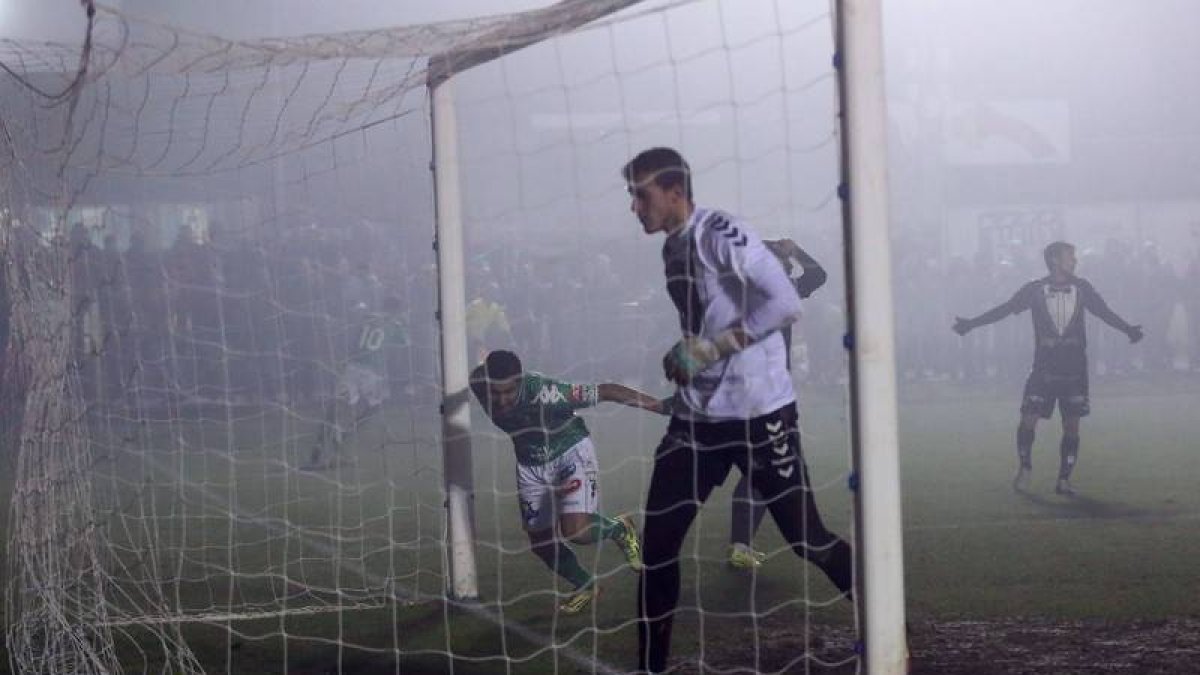 Leandro no pudo evitar el remate de Borjas, el primer gol del Astorga en su igualada