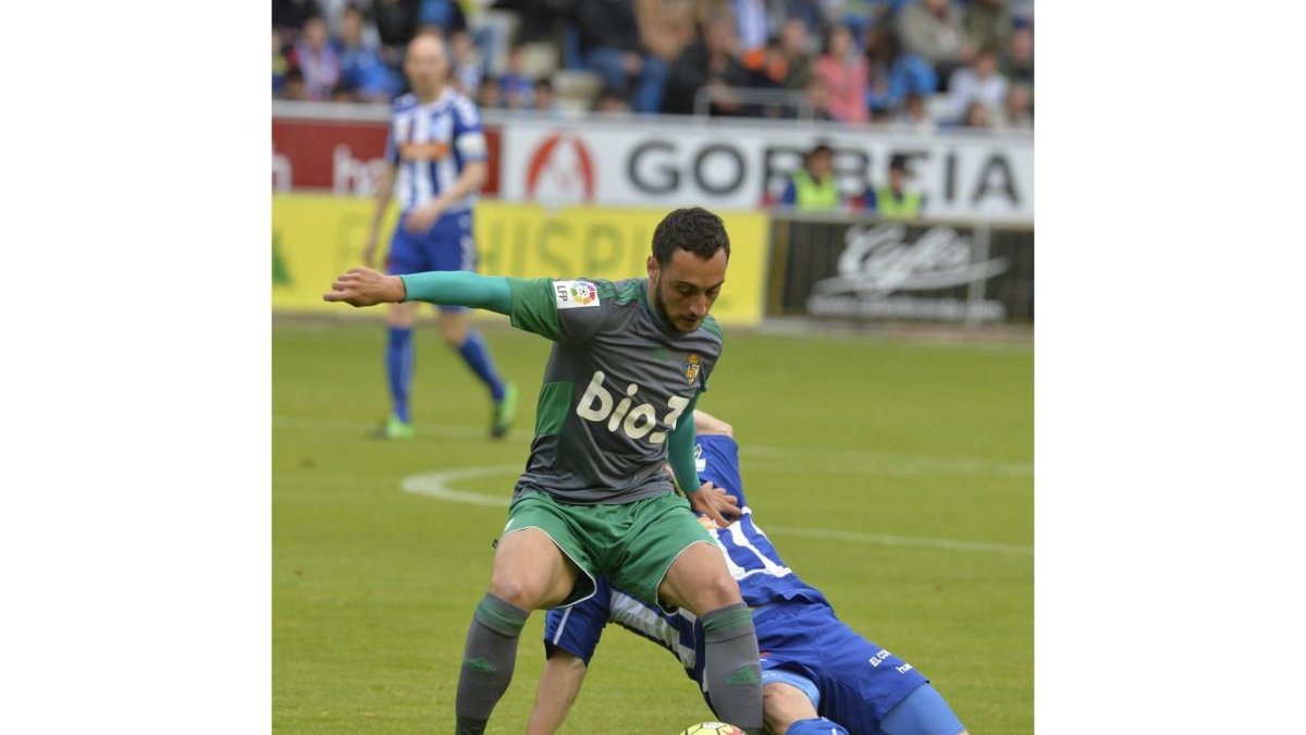 Los jugadores de la Deportiva Ponferradina batallaron hasta el final con el Alavés