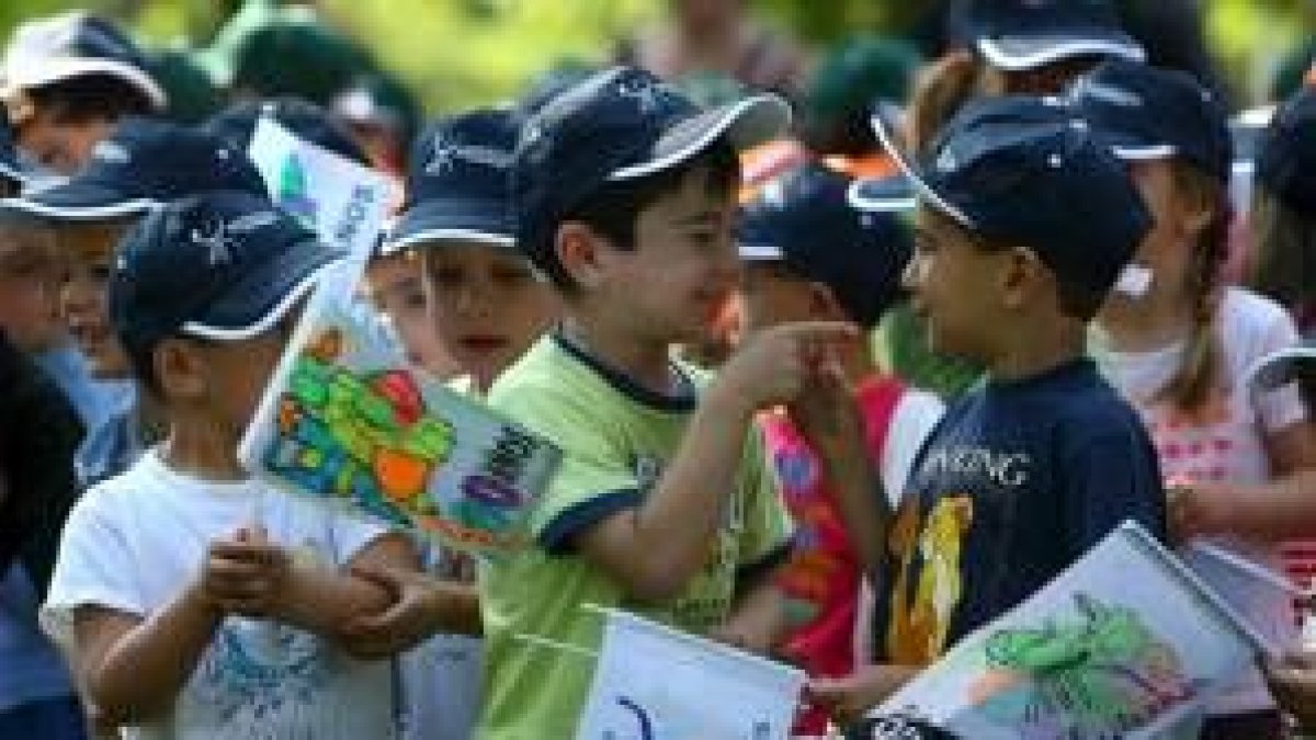 Una de las animadoras se acerca a los niños durante la actuación