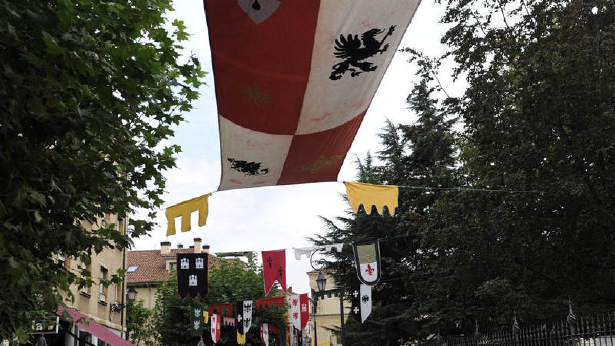 Preparativos del mercado medieval en la zona del Cid.