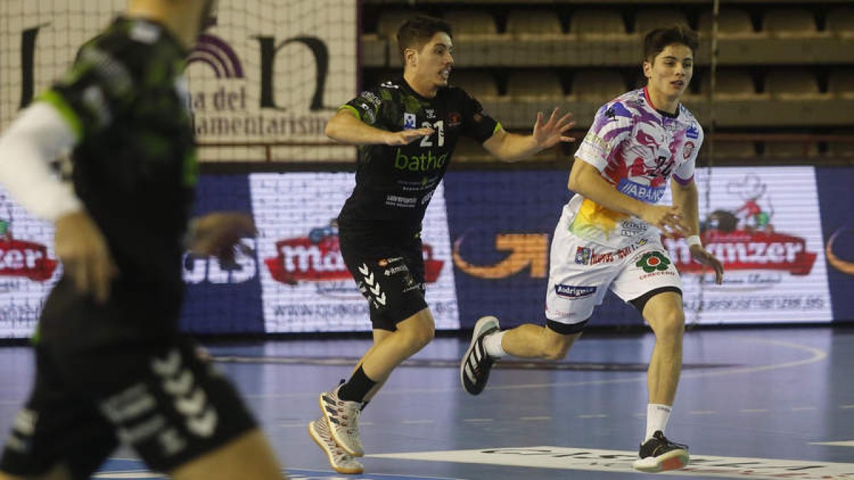 Isidoro y Antonio Martínez se vieron las caras en la pista del Palacio. Y esta vez salió ganando el jugador del Torrelavega. FERNANDO OTERO
