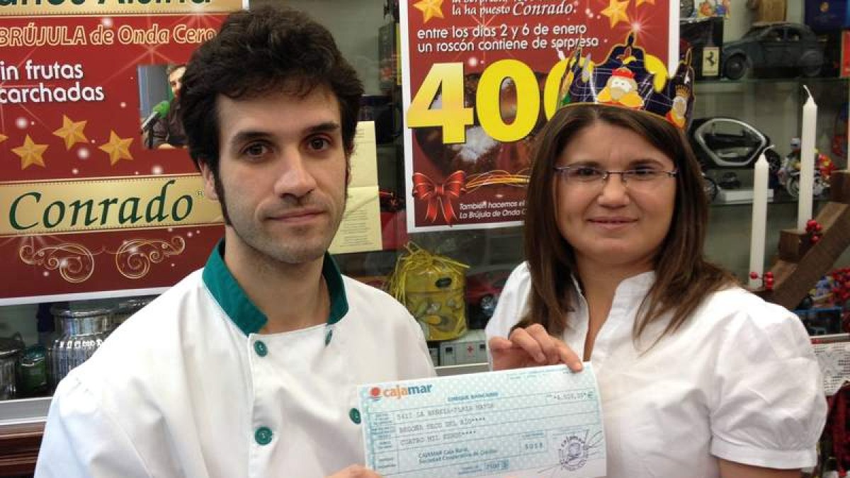 Sergio González entrega el cheque con los 4.000 euros.