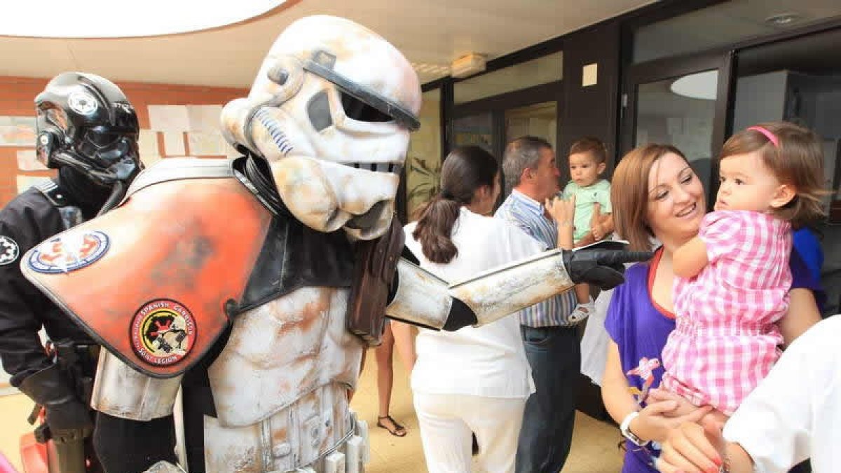 Un grupo de aficionados de La Guerra de las Galaxias entretiene a dos niñas ingresadas en el Hospital del Bierzo.