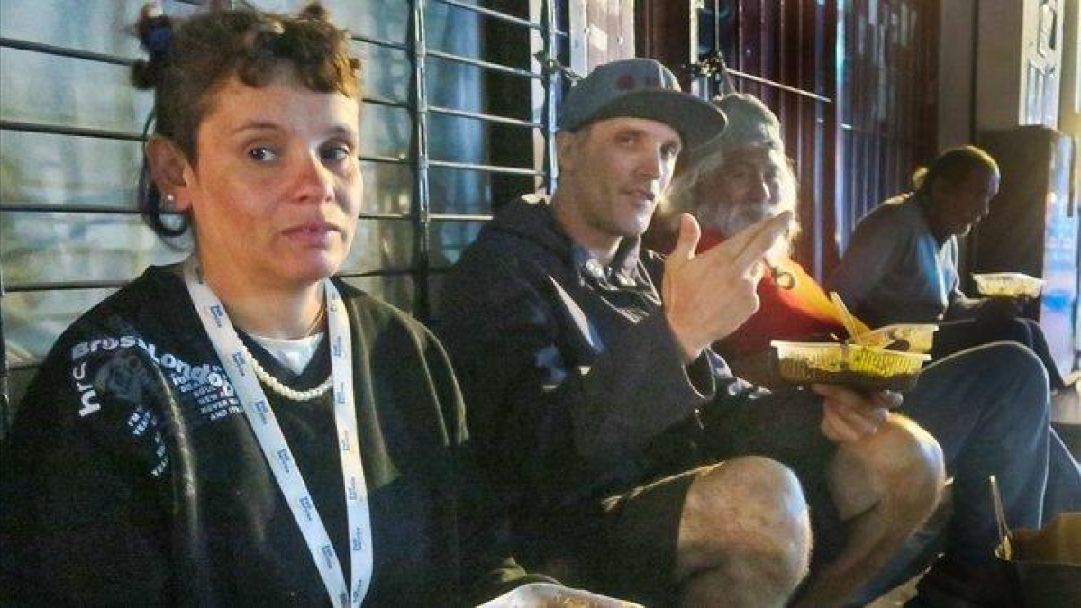 Un grupo de jóvenes afectados por la grave crisis económica en Argentina comen en un comedor social de Buenos Aires, el pasado 27 de marzo.
