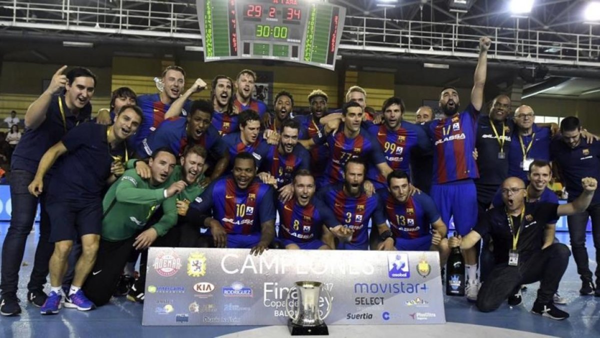 Los jugadores del Barcelona Lassa, con la Copa del Rey de balonmano tras iderrotar en la final al Naturhouse