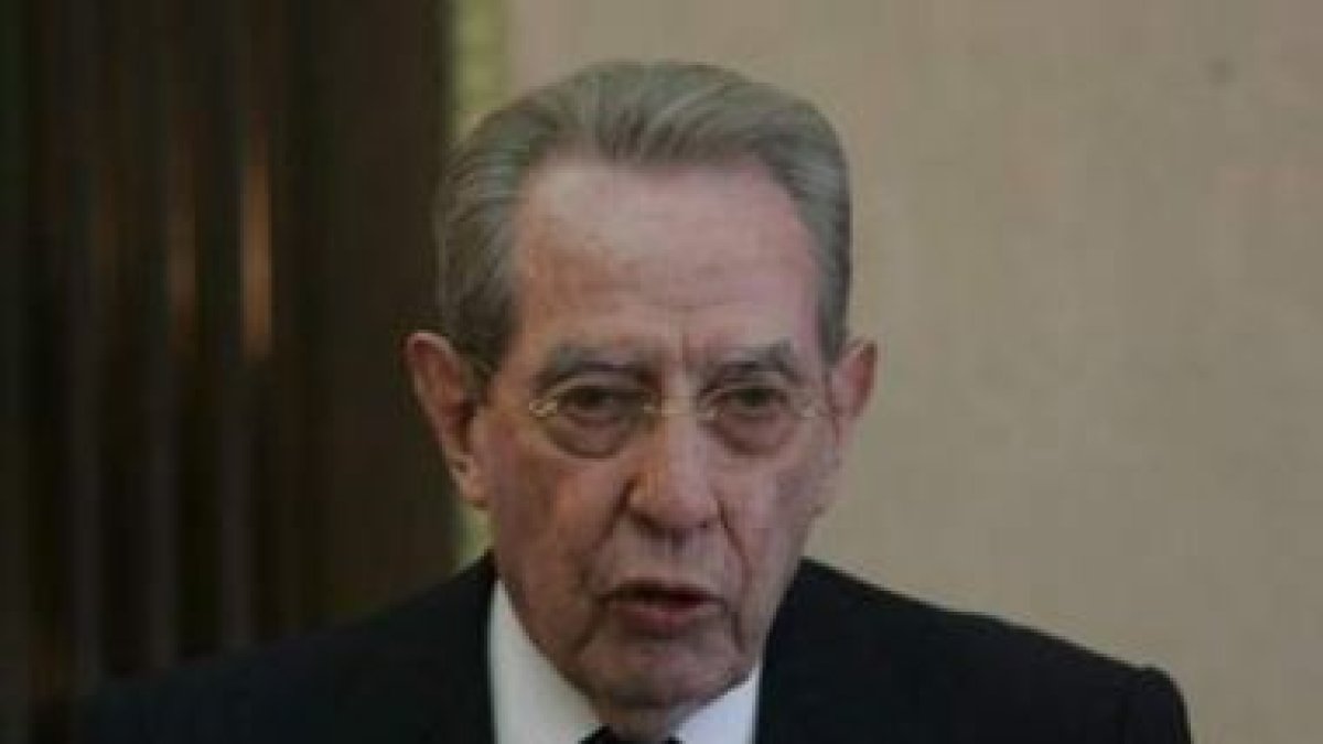 Imagen de archivo de Antonino Fernández. A la derecha, la calle que lleva su nombre, tras ser remode