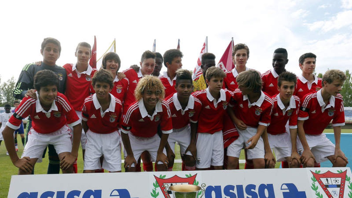 El Benfica posa con el trofeo de campeón al término de la final.