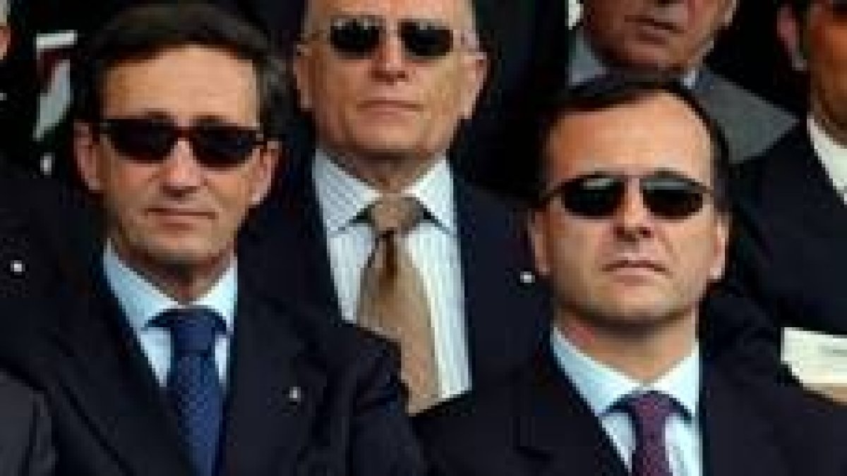 Fini sustituye a Frattini (a la derecha) al frente de Exteriores