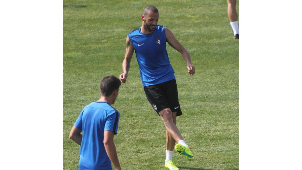 Yuri vuelve a Pontevedra, donde todavía no ha ganado como visitante. L. DE LA MATA