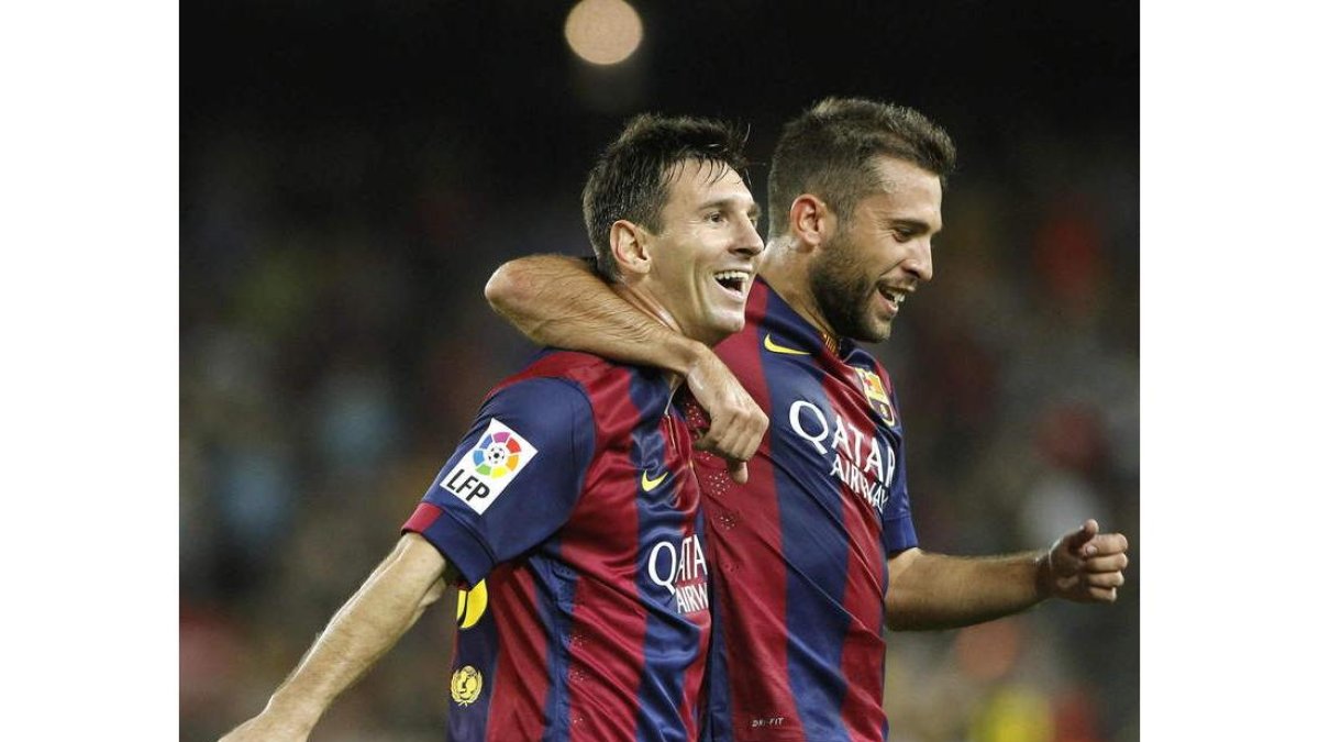 Lionel Messi, a la izquierda, celebra su primer gol ante el Elche con Jordi Alba.