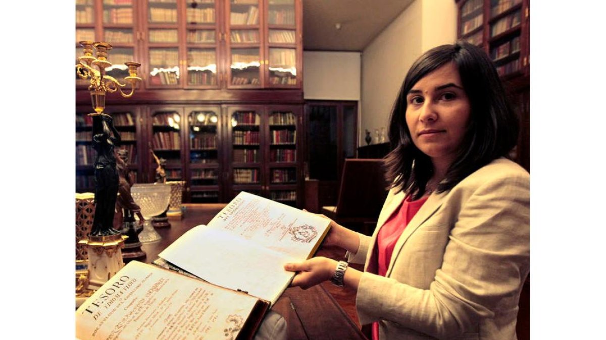 Rebeca Fernández Rodríguez, en la Real Biblioteca con los dos manuscritos.