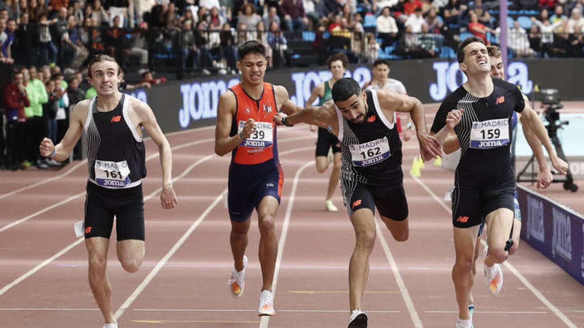 Saúl Ordóñez en el momento de cruzar la meta como campeón de España de los 800 metros. SERGIO PÉREZ