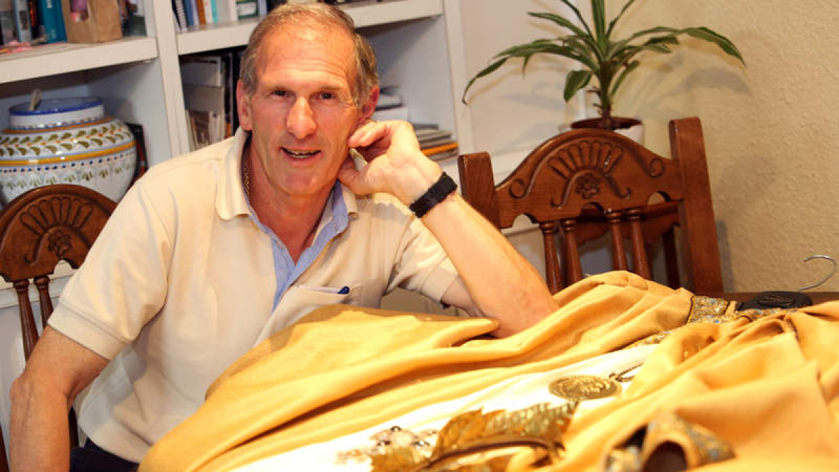 José Ramos, que ha dado vida a Josefus Orologius, posa con su traje de César y su corona.