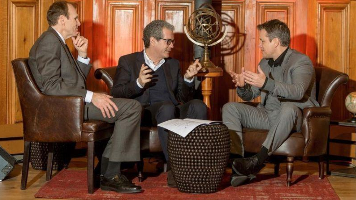 Pablo Isla, en el centro, con Matt Damon, a su derecha, y Gary White, a la izquierda, este jueves en Davos.
