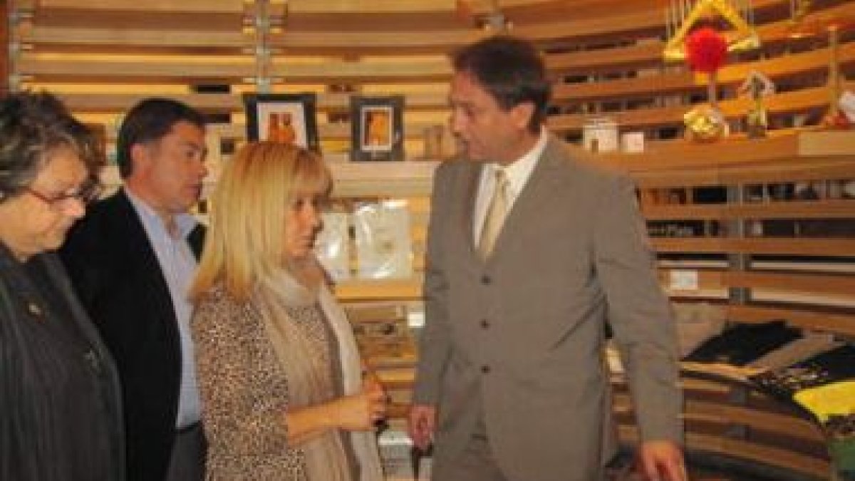 El director del centro, José Ramón Ortiz, junto a Isabel Carrasco en la presentación en Mansilla.