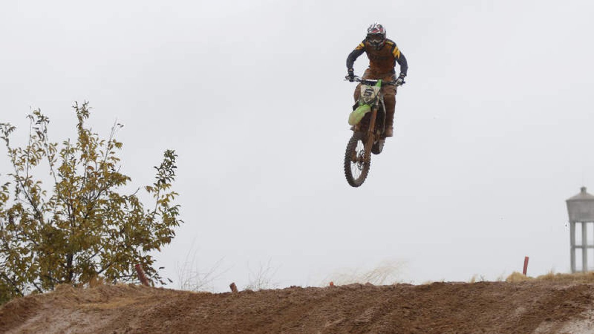 Eduardo Esteban (foto superior) se coronó campeón en La Salgada, un escenario que definía la general del Campeonato de Castilla y León en tres categorías. FERNANDO OTERO