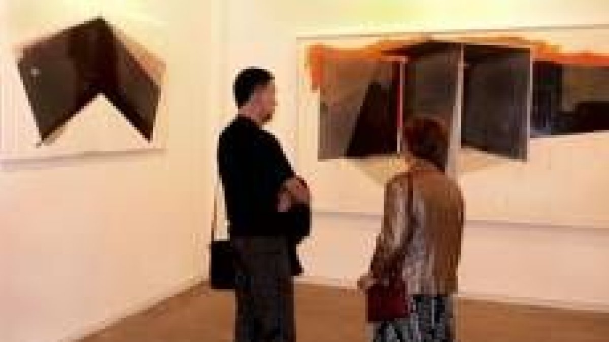 Dos de las obras que Caeiro expone en León