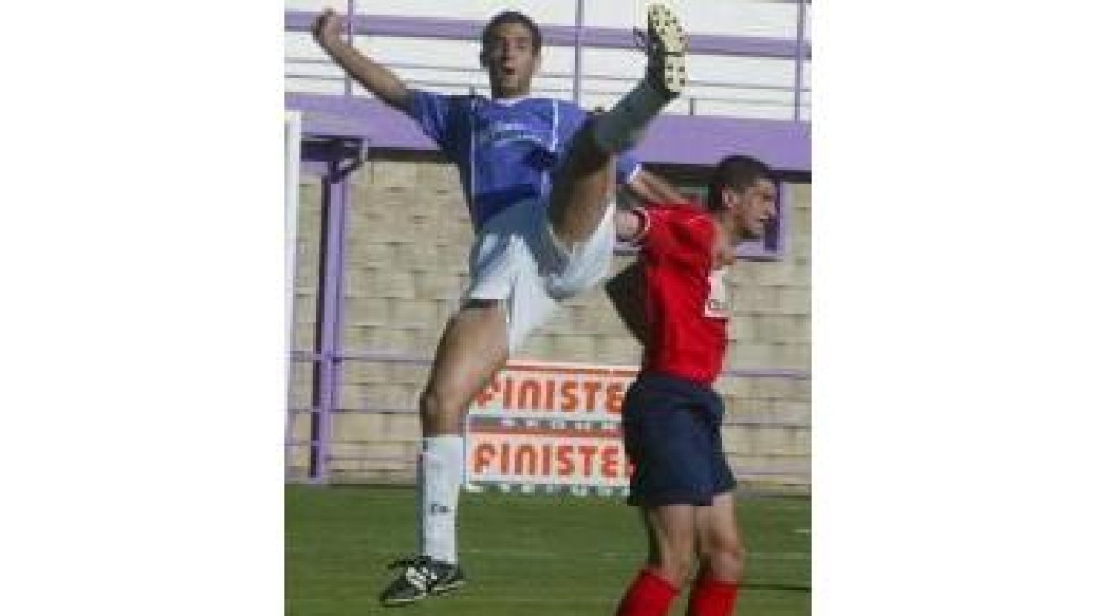 Calleja pugna por hacerse con el balón ante un jugador benaventano